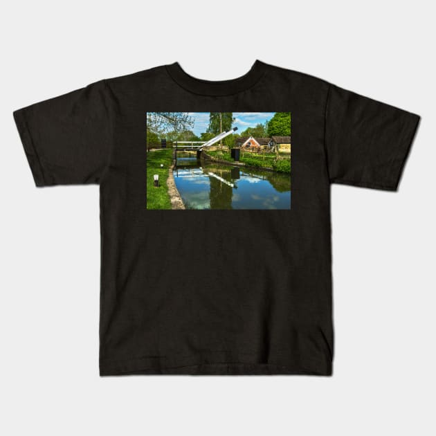 Aubreys Lift Bridge  At Thrupp Kids T-Shirt by IanWL